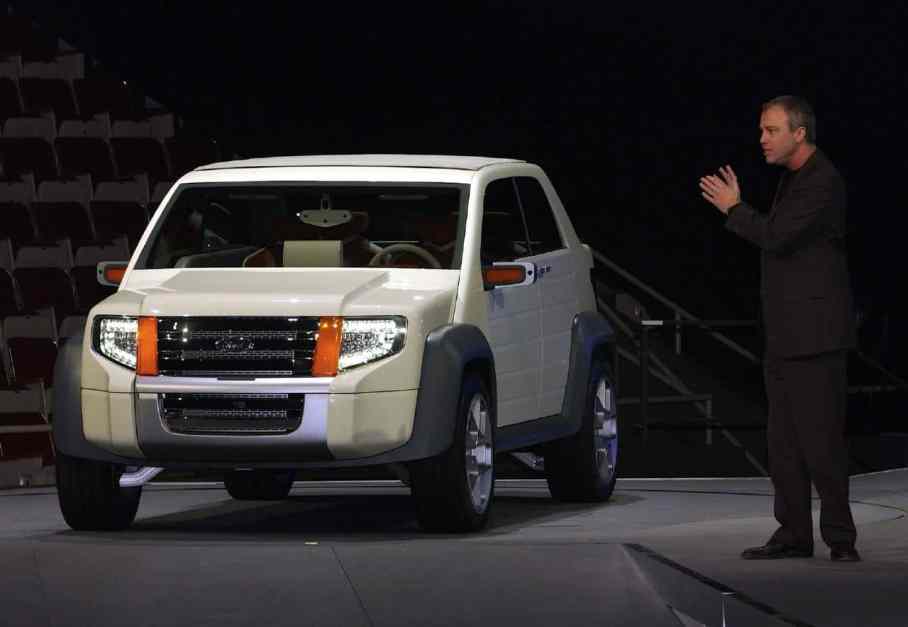 J Mays presents the Ford Model U concept (Detroit, 2003)