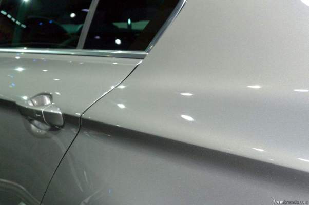 Passat (2015) undercut shoulderline detail