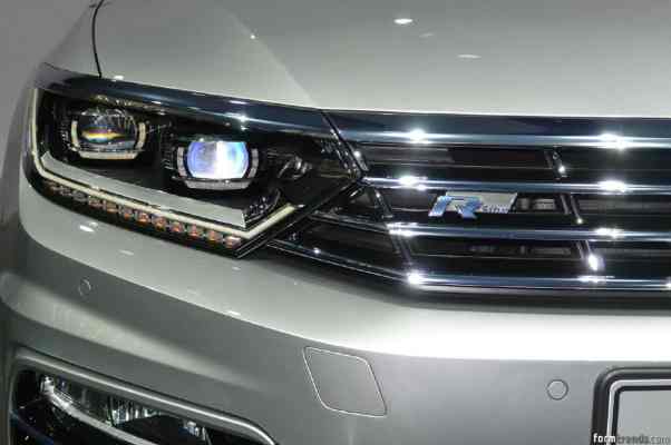 Passat (2015) headlamp and grille detail